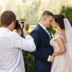 les-avantages-et-les-inconvenients-de-faire-appel-a-un-photographe-de-mariage-amateur-pour-votre-grand-jour